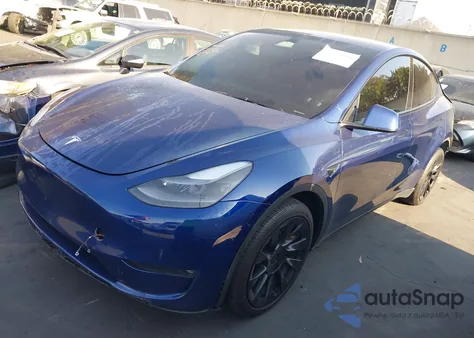 2024 Tesla Model Y Long Range Dual Motor All-Wheel Drive z USA, uszkodzony, nr VIN 7SAYGAEEXRF009394